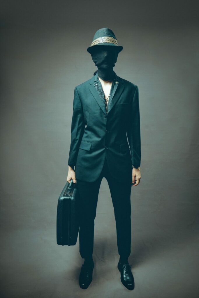 gillian as the faceless man, a variation of the man in the suit